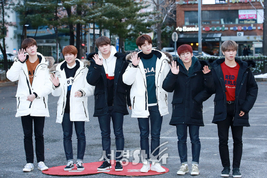 아스트로 멤버들이 24일 오전 서울 영등포구 여의도동 KBS 신관 공개홀에서 진행된 KBS ‘뮤직뱅크’ 리허설에 참석하기위해 출근하고 있다.
