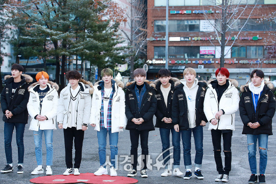 SF9 멤버들이 24일 오전 서울 영등포구 여의도동 KBS 신관 공개홀에서 진행된 KBS ‘뮤직뱅크’ 리허설에 참석하기위해 출근하고 있다.