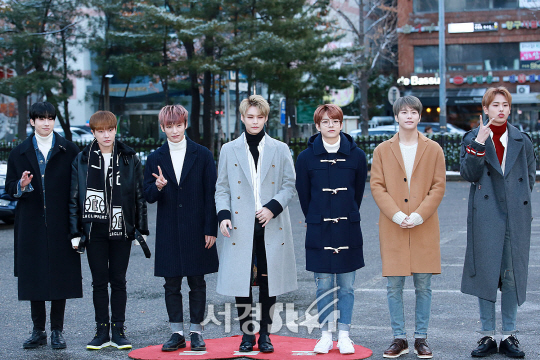 빅톤 멤버들이 24일 오전 서울 영등포구 여의도동 KBS 신관 공개홀에서 진행된 KBS ‘뮤직뱅크’ 리허설에 참석하기위해 출근하고 있다.