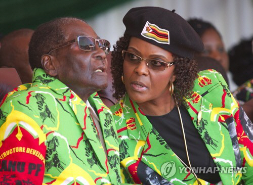 퇴임한 짐바브웨 독재자 무가베(사진 왼쪽)와 그의 부인 그레이스./연합뉴스