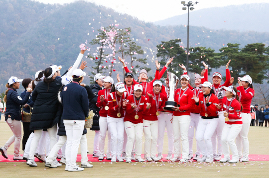 KLPGA 팀 선수들이 우승을 차지한 뒤 LPGA 팀 선수들의 축하를 받고 있다. /사진제공=KLPGA