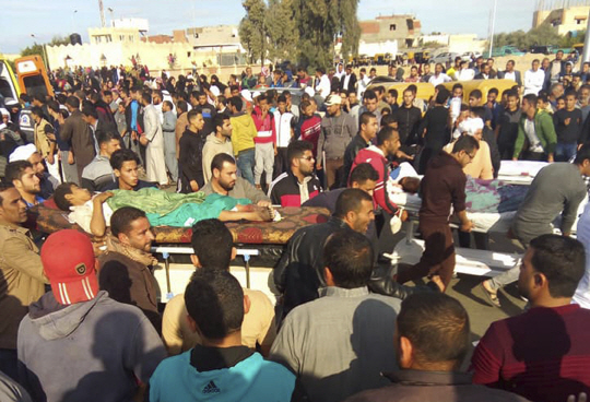 24일(현지시간) 이집트 시나이반도 북부 비르 알아베드 지역에서 발생한 테러 피해자들이 모스크를 빠져나가고 있다. /비르 알아베드=AP연합뉴스