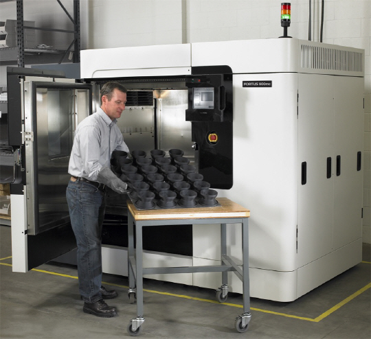 미국 미네소타주 미니애폴리스의 스트라타시스 공장에서 직원이 이 회사 3D 프린터 ‘FORTUS 900mc’를 활용해 제작된 반제품을 트레이로 옮기고 있다. /사진제공=스트라타시스