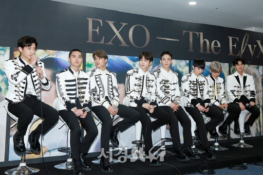 엑소(EXO) 멤버들이 26일 오후 서울 구로구 고척동 고척스카이돔에서 열린 엑소 네 번째 단독 콘서트 ‘EXO PLANET #4 - The EℓyXiOn -’ 기자회견에 참석했다.
