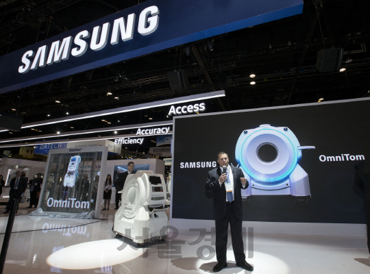 at the RSNA at McCormick Place on Sunday, November 26, 2017 in Chicago. Photo by John Konstantaras for Samsung Medison  http://JohnKonPhoto.com