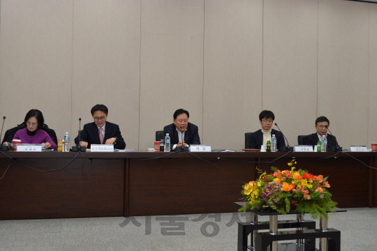 서대원(가운데) 국세청 차장이 지난 24일 서울지방국세청에서 열린 빅데이터 자문회의에서 인사말을 하고 있다.  /사진제공=국세청