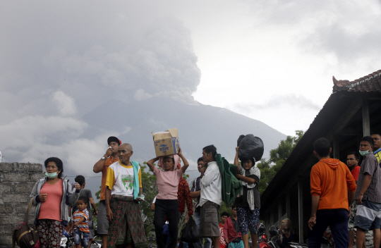 인도네시아 발리섬 아궁 화산 주변 거주민들이 지난 26일(현지시간) 피난을 떠나고 있다./발리=AP연합뉴스