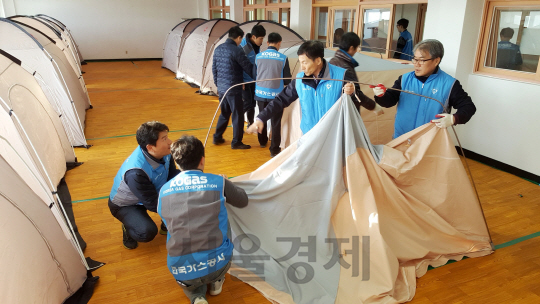 한국가스공사 임직원들이 포항 지진 피해지역에서 이재민이 머물 텐트를 설치하고 있다. / 사진제공=한국가스공사
