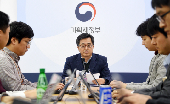 김동연 '종교인 과세 이번주 입법예고 기업구조조정은 시장중심으로 처리'