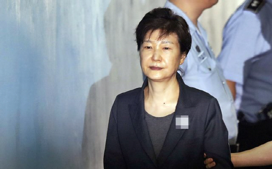 박근혜 前대통령, 42일만에 열린 재판 불출석