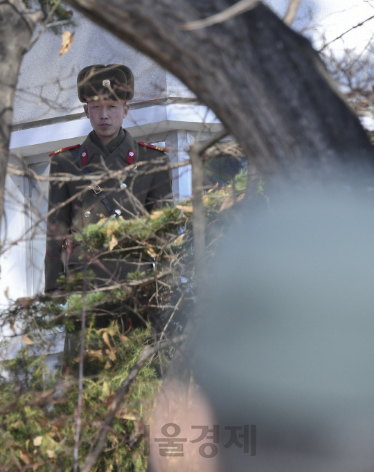 지난 13일 북한군 병사가 판문점 공동경비구역(JSA)을 통해 귀순했던 사건이 일어난 가운데 27일 오전 판문점 사건 현장 인근 초소에서 북한군 병사들이 남측 상황을 살펴보고 있다./파주=송은석기자songthomas@sedaily.com