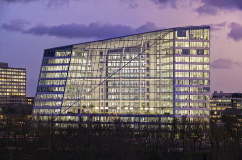 ‘세상에서 가장 스마트한 건물’로 꼽히는 ‘디 에지(The Edge)’ 전경. 네덜란드의 부동산 디벨로퍼인 OVG가 개발한 이 건물은 첨단 에너지 기술이 도입돼 에너지를 사용량 이상으로 생산하는 ‘탄소 중립’ 건물이다.