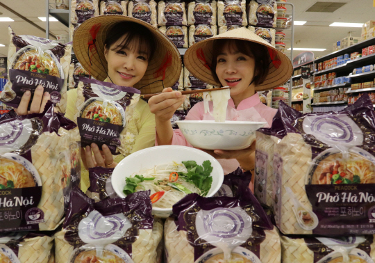 이마트가 전통 베트남 쌀국수를 간편하게 즐길 수 있는 ‘피코크 포 하노이’ 를 출시했다. 모델들이 ‘피코크 포 하노이’를 홍보하고 있다./사진제공=이마트