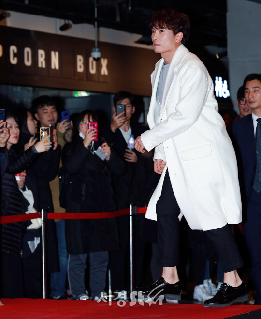 배우 지성이 27일 오후 서울 강남구 메가박스 코엑스에서 열린 영화 ‘기억의 밤’ VIP 시사회 포토월 행사에 등장하고 있다.