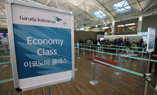 인도네시아 발리섬의 아궁 화산 분화로 27일 오전 발리행 항공기가 결항되면서 인천공항 출국장 가루다 인도네시아 항공 탑승수속카운터가 비어 있다. /연합뉴스