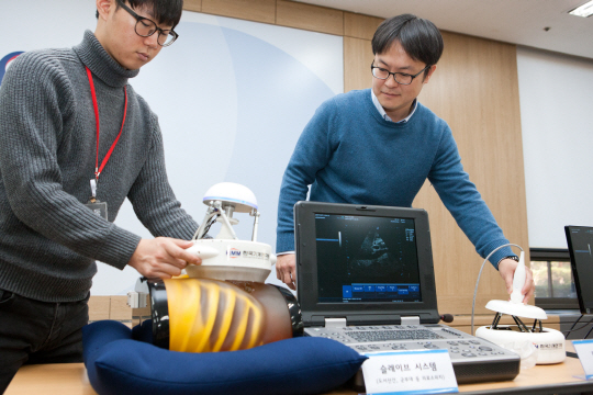 서준호(오른쪽) 한국기계연구원 대구융합기술연구센터 박사팀이 원격 의료영상 진단 시스템인 ‘래디어스(RADIUS)’를 시연하고 있다. /사진제공=한국기계연구원