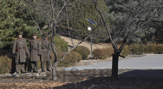 지난 13일 북한군 병사가 판문점 공동경비구역(JSA)을 통해 귀순했던 사건이 일어난 가운데 27일 오전 판문점 사건 현장 인근에서 북한군 병사들이 남측 상황을 살펴보고 있다./파주=송은석기자songthomas@sedaily.com