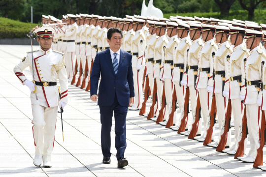 아베 신조 일본 총리(오른쪽)가 지난 9월 도쿄에서 자위대 의장대를 사열하고 있다. /도쿄=AFP연합뉴스