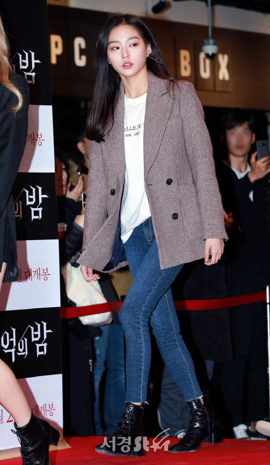 CLC 장예은이 27일 오후 서울 강남구 메가박스 코엑스에서 열린 영화 ‘기억의 밤’ VIP 시사회 포토월 행사에 참석해 포즈를 취하고 있다.