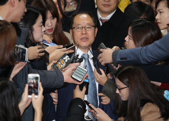 박근혜 전 대통령의 변호를 맡은 조현권 국선 변호인이 27일 서울 서초구 서울중앙지방법원에서 취재진의 질문을 받고 있다.     /연합뉴스