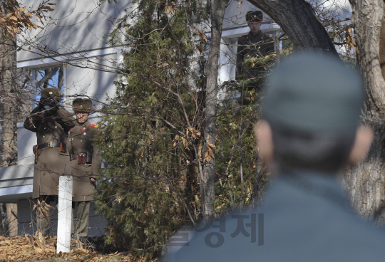 지난 13일 북한군 병사가 판문점 공동경비구역(JSA)을 통해 귀순했던 사건이 일어난 가운데 27일 오전 판문점 사건 현장 인근 초소에서 북한군 병사들이 남측 상황을 살펴보고 있다./파주=송은석기자songthomas@sedaily.com