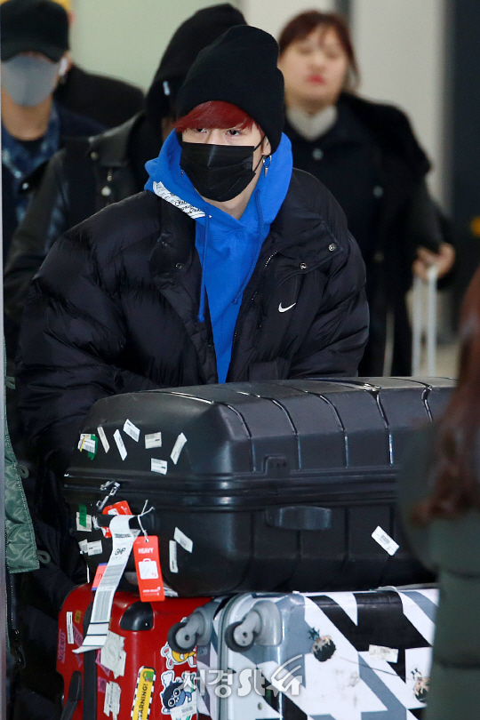 갓세븐(GOT7) 멤버 마크가 27일 오후 서울 강서구 방화동 김포국제공항을 통해 해외 일정을 마치고 입국하고 있다.