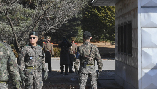 판문점 사건 현장 인근에서 북한군 병사들이 남측 상황을 살펴보고 있다./파주=송은석기자