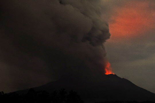인도네시아 발리 아궁화산에서 화산재가 뿜어져 나오고 있는 모습. /발리=신화연합뉴스