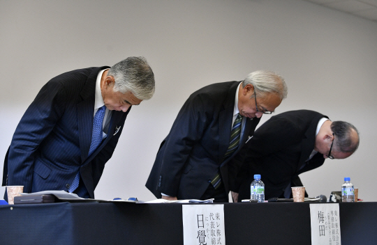 닛카쿠 아키히로(왼쪽부터) 도레이 사장, 우메다 아키라 도레이 부회장, 스즈키 노부히로 도레이하이브리드코드 사장이 28일 일본 도쿄에서 기자회견을 열어 품질 데이터 조작 사실을 밝히며 고개를 숙이고 있다. /도쿄=EPA연합뉴스