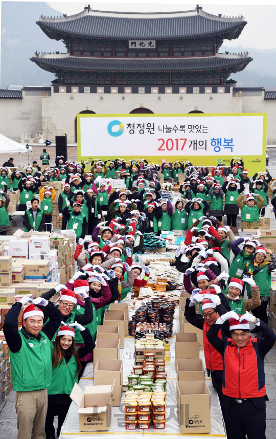 임정배(왼쪽 맨앞줄) 대상 대표이사와 임직원, 청정원 주부봉사단 등 270여명이 28일 서울 광화문 북광장에서 열린 ‘청정원 나눌수록 맛있는 2017개의 행복’행사에서 나눔박스를 포장하고 있다. /사진제공=대상