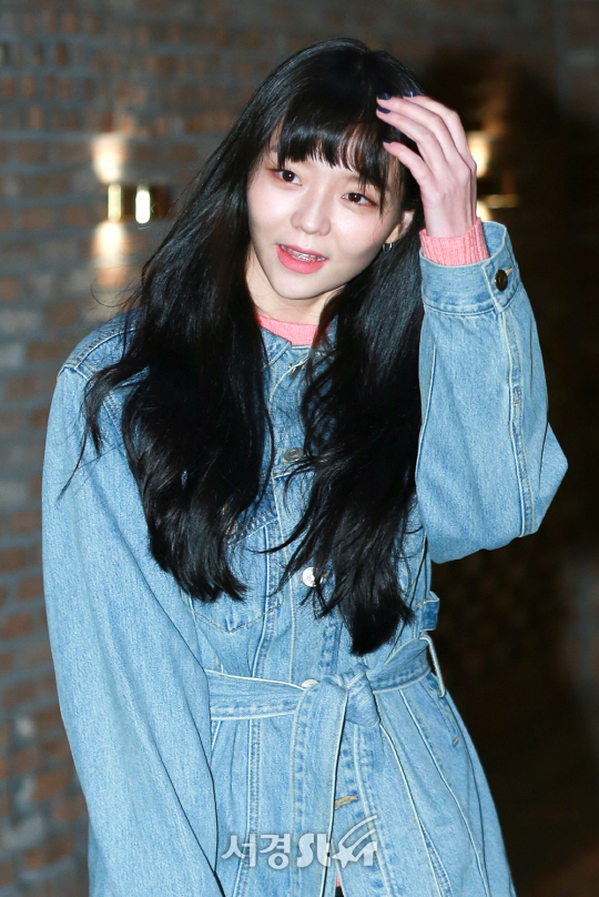 배우 이솜이 28일 오후 서울 마포구 한 음식점에서 열린 tvN ‘이번 생은 처음이라’ 종방연에 참석해 포토타임을 갖고 있다.