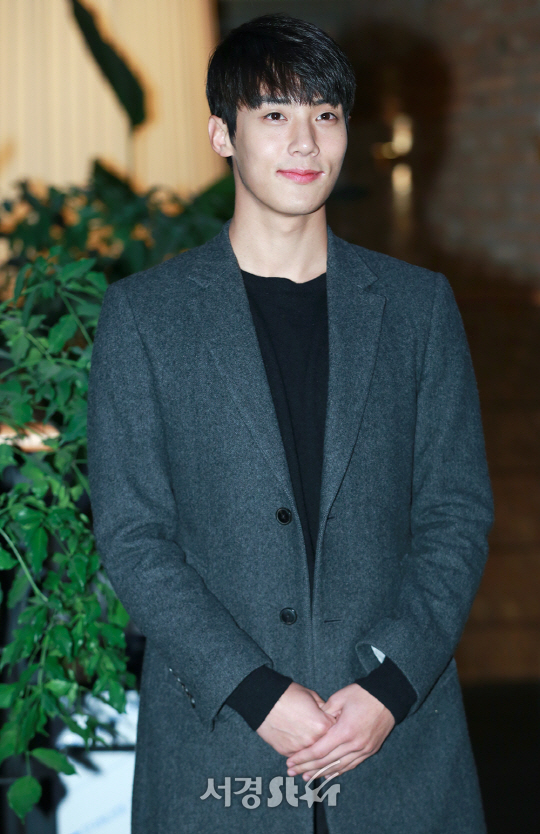 배우 김욱이 28일 오후 서울 마포구 한 음식점에서 열린 tvN ‘이번 생은 처음이라’ 종방연에 참석해 포토타임을 갖고 있다.