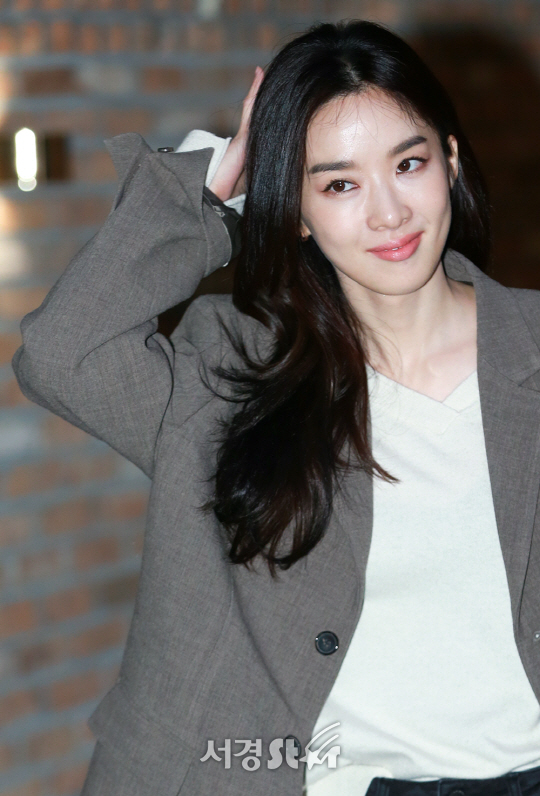 배우 이청아가 28일 오후 서울 마포구 한 음식점에서 열린 tvN ‘이번 생은 처음이라’ 종방연에 참석해 포토타임을 갖고 있다.