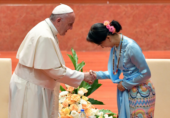 미얀마를 처음 방문한 프란치스코(왼쪽) 교황이 27일(현지시간) 아웅산 수치 여사와 악수하고 있다. /네피도=EPA연합뉴스