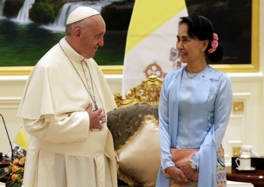 불교 국가인 미얀마를 처음 방문한 프란치스코(왼쪽) 교황이 28일(현지시간) 문민정부의 실권자인 아웅산 수치 여사와 인사를 나누고 있다. 교황은 수치 여사와 40분간 환담한 뒤 공개연설을 통해 “미얀마의 미래는 소수민족의 권리를 존중하는 데 달려 있다. 미얀마를 조국으로 부르는 사람들은 모두 기본권을 보장받아야 한다”며 우회적으로 로힝야족에 대한 미얀마 정부의 탄압을 지적했다. 이에 대해 수치 여사는 소수민족 간 분쟁으로 정부가 어려움을 겪고 있다며 ‘인종청소’ 논란에 대한 직접적인 언급을 피했다.  /네피도=EPA