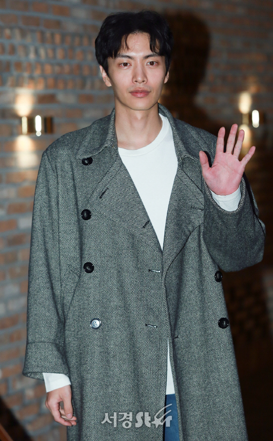 배우 이민기가 28일 오후 서울 마포구 한 음식점에서 열린 tvN ‘이번 생은 처음이라’ 종방연에 참석해 포토타임을 갖고 있다.