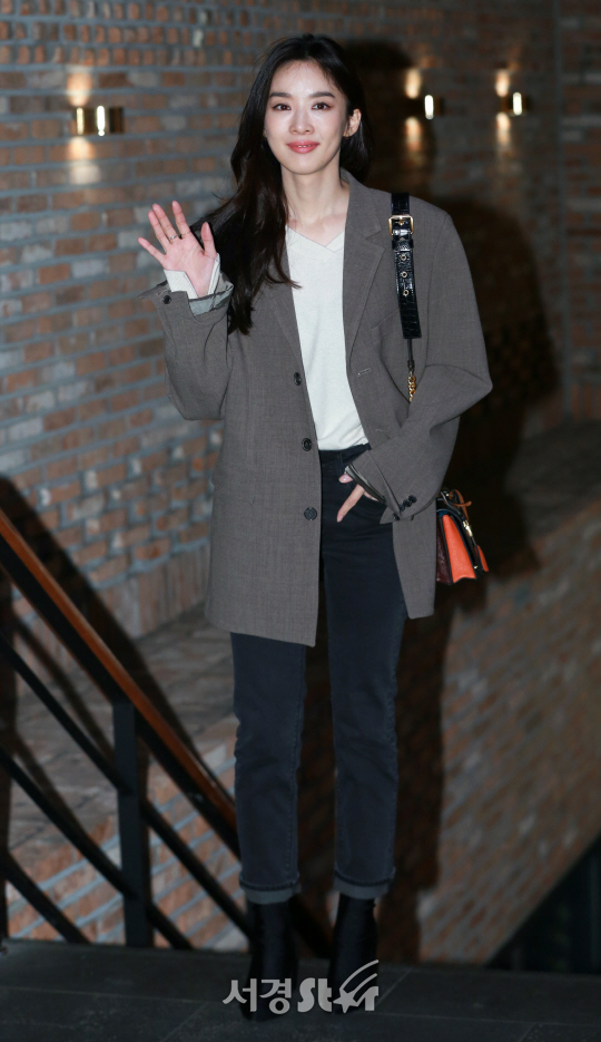 배우 이청아가 28일 오후 서울 마포구 한 음식점에서 열린 tvN ‘이번 생은 처음이라’ 종방연에 참석해 포토타임을 갖고 있다.