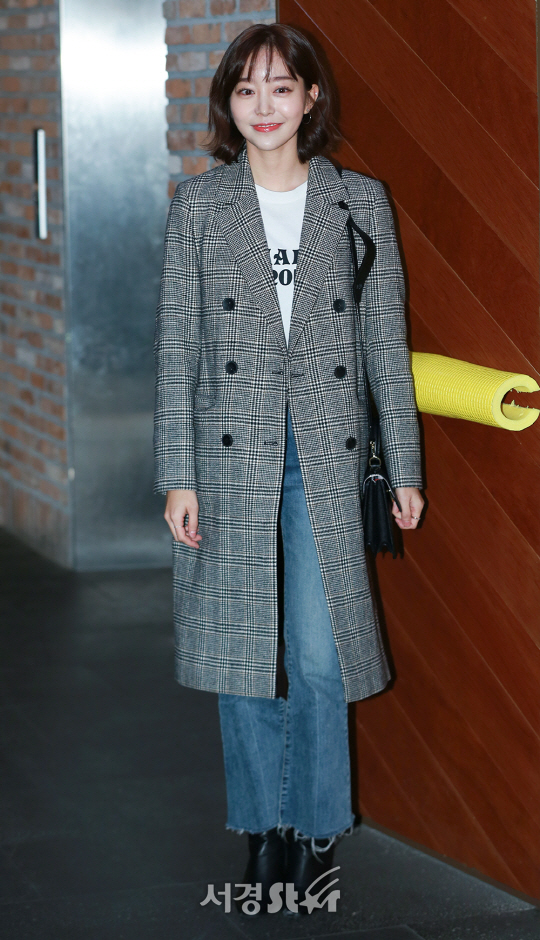 배우 김가은이 28일 오후 서울 마포구 한 음식점에서 열린 tvN ‘이번 생은 처음이라’ 종방연에 참석해 포토타임을 갖고 있다.