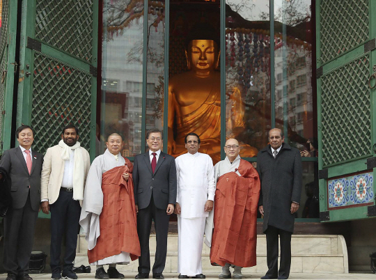 문재인 대통령이 28일 서울 조계사에서 마이트리팔라 시리세나(오른쪽 세번째) 스리랑카 대통령과 만나 기념사진을 찍고 있다. /사진제공=청와대