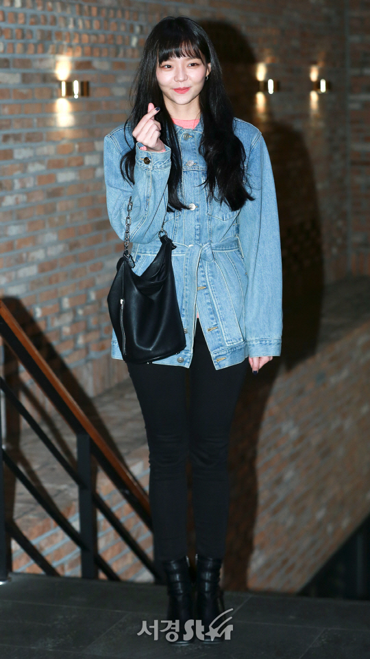 배우 이솜이 28일 오후 서울 마포구 한 음식점에서 열린 tvN ‘이번 생은 처음이라’ 종방연에 참석해 포토타임을 갖고 있다.