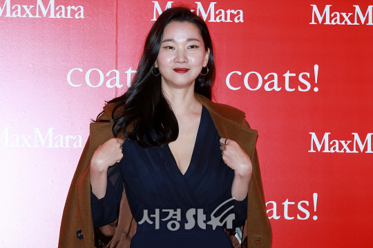 모델 장윤주가 28일 오후 서울 중구 동대문디자인플라자(DDP)에서 열린 의류브랜드 코트 막스마라 주최 전시회 ‘Coats!’ 개최 기념 포토월에 참석했다.