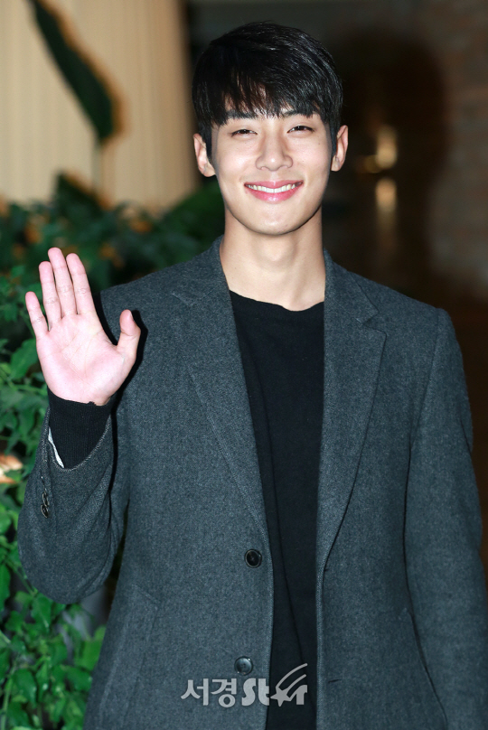 배우 김욱이 28일 오후 서울 마포구 한 음식점에서 열린 tvN ‘이번 생은 처음이라’ 종방연에 참석해 포토타임을 갖고 있다.