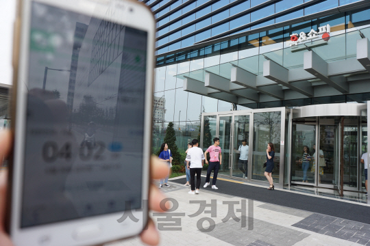 스마일데이플러스 제도가 적용된 금요일 오후 4시 서울 마곡 홈앤쇼핑 본사에서 직원들이 이른 퇴근을 하고 있다. /사진제공=홈앤쇼핑