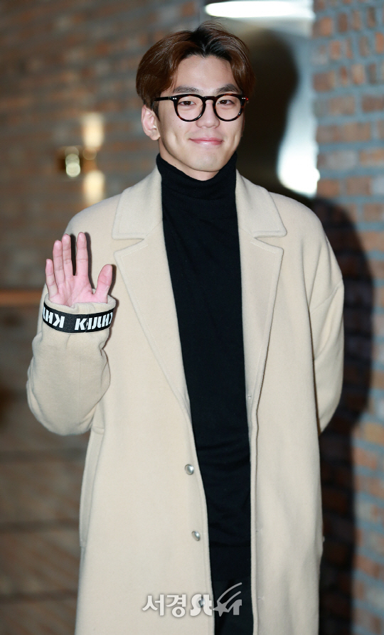 배우 김민규가 28일 오후 서울 마포구 한 음식점에서 열린 tvN ‘이번 생은 처음이라’ 종방연에 참석해 포토타임을 갖고 있다.