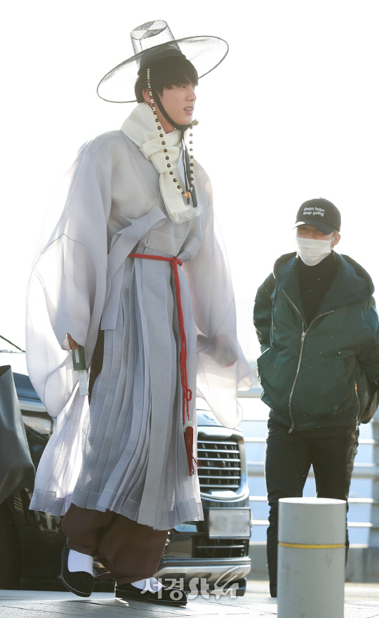 방탄소년단 진, '공항 패션도 월드클라스'