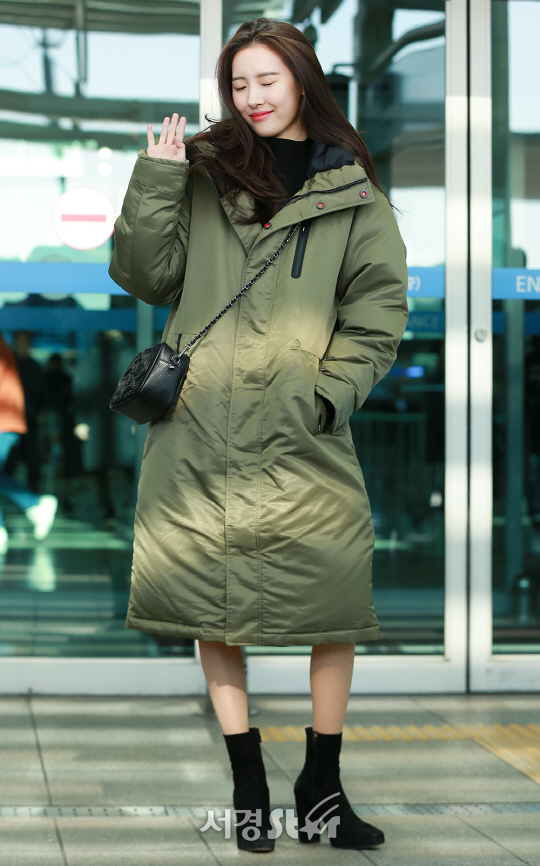 가수 선미가 29일 오후 홍콩에서 열리는 ‘2017 엠넷 아시안 뮤직 어워즈 (2017 MAMA)’ 참석을 위해 인천국제공항 출국장으로 향하고 있다.