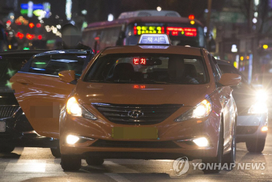 강남역과 역삼역, 신사역, 선릉역 등 택시 승차거부로 많은 민원이 발생하는 지역에서 ‘밤샘 단속’이 이뤄진다./연합뉴스