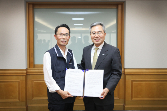 하영구(오른쪽) 금융산업사용자협의회 회장과 허권 전국금융산업노동조합 위원장이 29일 금융권 산별교섭을 타결하고 기념촬영을 하고 있다. /사진제공=은행연합회