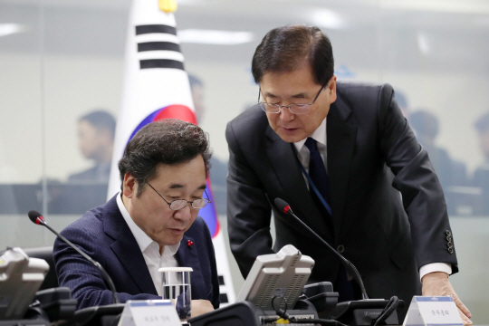 정의용 국가안보실장으로부터 보고받는 이낙연 총리 /연합뉴스