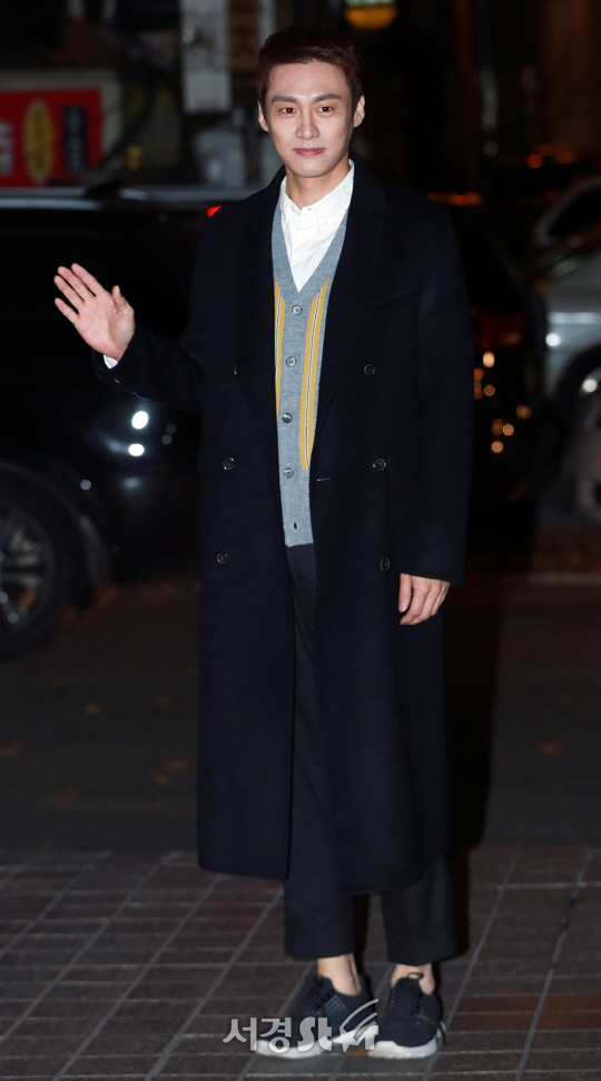 배우 오상진이 29일 오후 서울 영등포구 한 음식점에서 열린 MBC 드라마 ‘20세기 소년소녀’ 종방연에 참석해 포토타임을 갖고 있다.